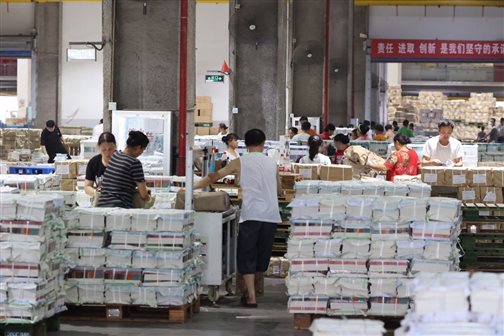 D:?。?！2020！?。⌒麄鞴ぷ魑母?！8.25湖北新華戰(zhàn)高溫、斗酷暑  全力保障全省教材教輔發(fā)運（報發(fā)行觀察、新聞出版廣電報）?0秋物流發(fā)運照片8.26新增圖片IMG_4342.JPG.JPG