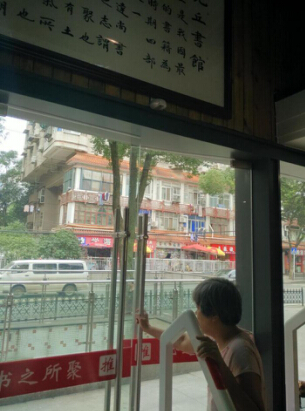 圖為安裝在九丘書館進(jìn)門處的人數(shù)統(tǒng)計(jì)設(shè)備